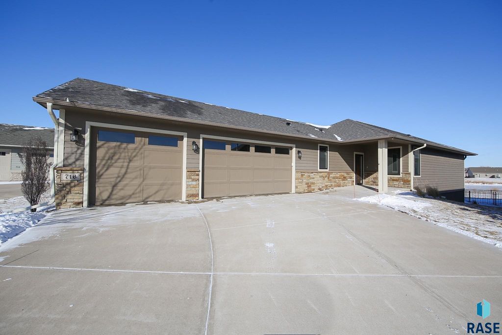 716 E Shadow Creek Ln Lane, Sioux Falls, SD 57108