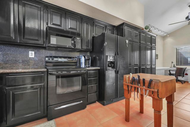 326 Appaloosa Way, Palm Desert, CA 92211