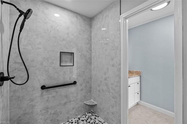 68 Sandie Point LN, Portsmouth, VA 23701