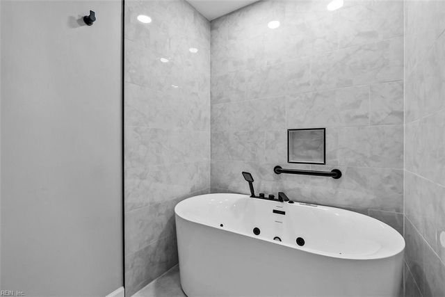 68 Sandie Point LN, Portsmouth, VA 23701