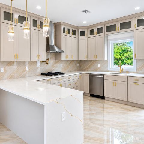 46 Foyer Street, Edison, NJ 08817
