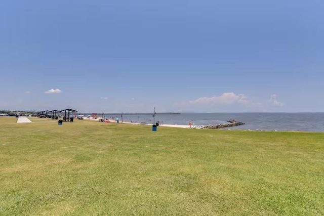 1111 San Jacinto Street, La Porte, TX 77571