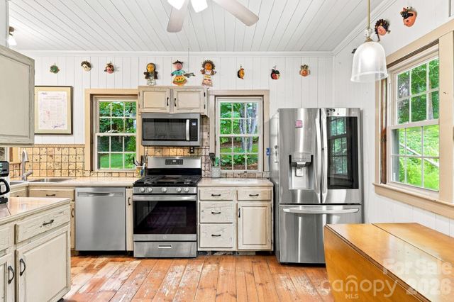 1925 Laurel Park Highway, Hendersonville, NC 28739