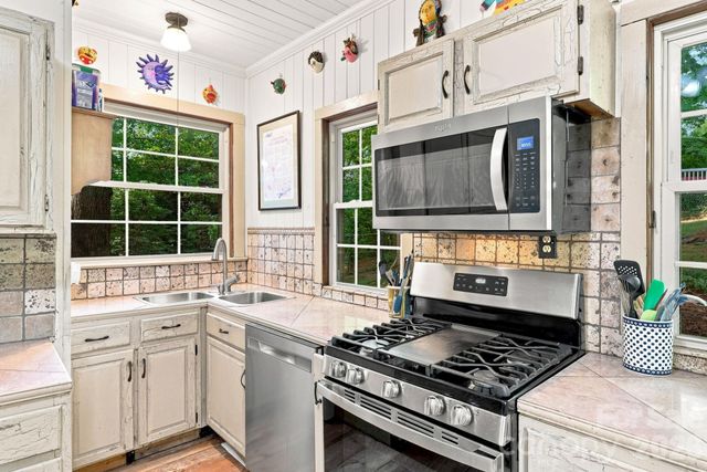 1925 Laurel Park Highway, Hendersonville, NC 28739