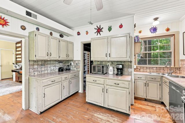 1925 Laurel Park Highway, Hendersonville, NC 28739