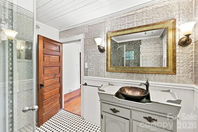 1925 Laurel Park Highway, Hendersonville, NC 28739