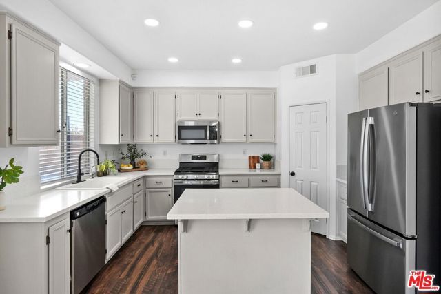 3843 Vitrina Lane, Palmdale, CA 93551