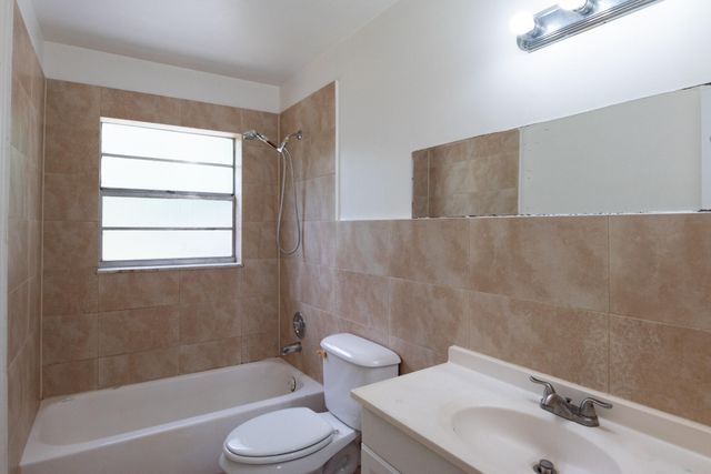 1218 Giller Avenue, Mangonia Park, FL 33407