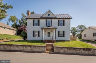 420 W SPRING ST, Woodstock, VA 22664