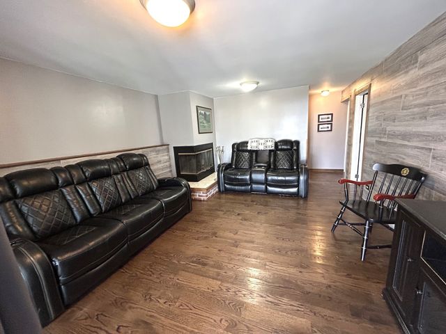 2S230 Ivy Lane, Lombard, IL 60148