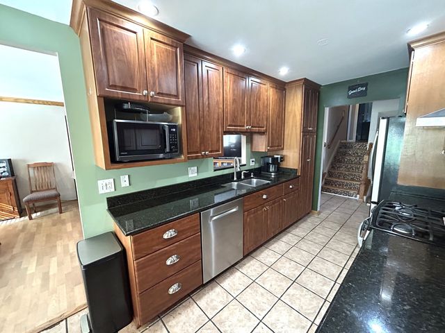 2S230 Ivy Lane, Lombard, IL 60148