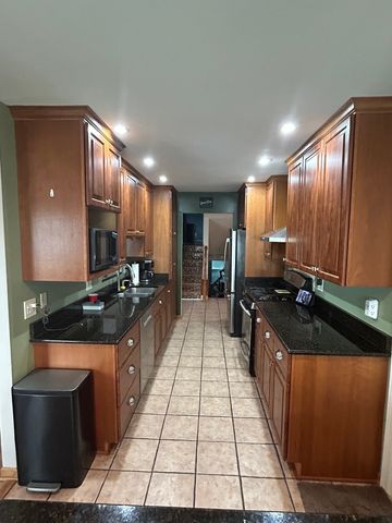 2S230 Ivy Lane, Lombard, IL 60148