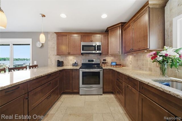9528 Main Street, Whitmore Lake, MI 48189