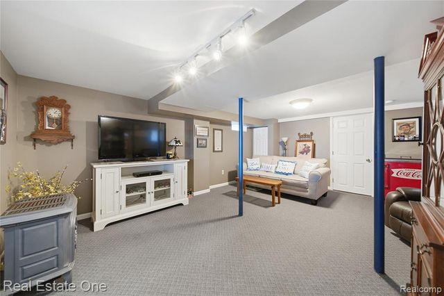 9528 Main Street, Whitmore Lake, MI 48189