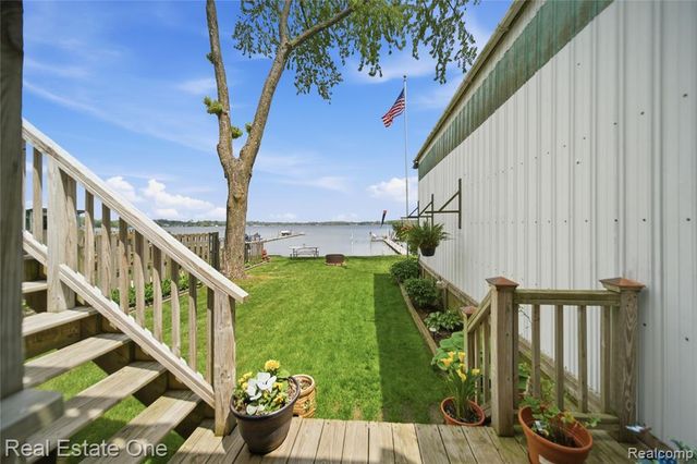 9528 Main Street, Whitmore Lake, MI 48189