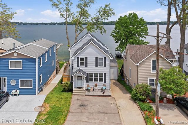 9528 Main Street, Whitmore Lake, MI 48189
