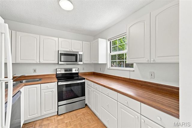 9081 W Swan Circle, St Louis, MO 63144