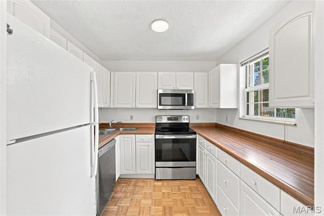 9081 W Swan Circle, St Louis, MO 63144