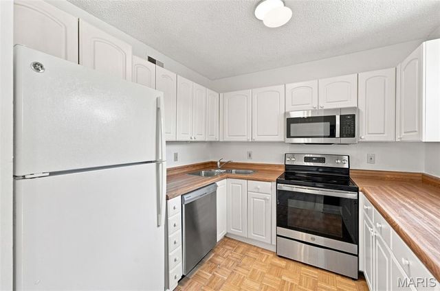 9081 W Swan Circle, St Louis, MO 63144