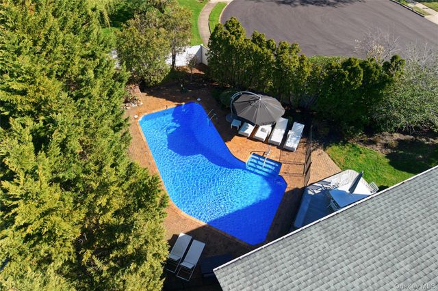 2 Crest Hollow Lane, Albertson, NY 11507