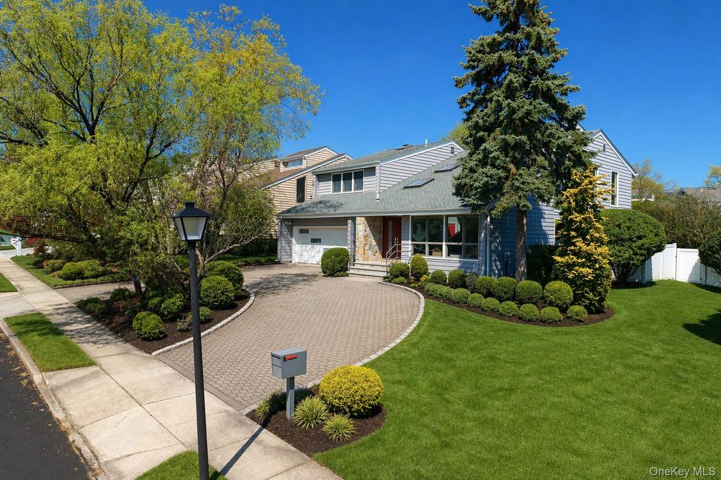 2 Crest Hollow Lane, Albertson, NY 11507
