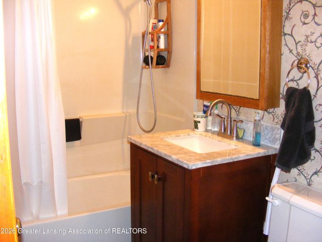 7064 E Clinton Trail, Eaton Rapids, MI 48827