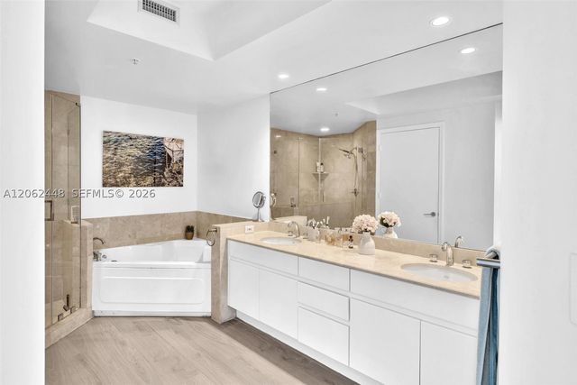 848 Brickell Key Dr 1805, Miami, FL 33131