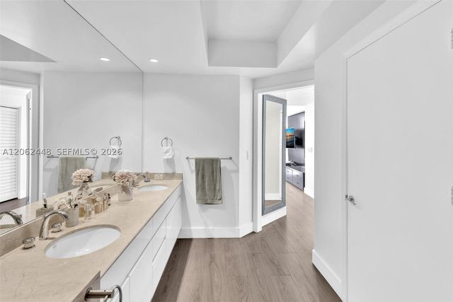 848 Brickell Key Dr 1805, Miami, FL 33131