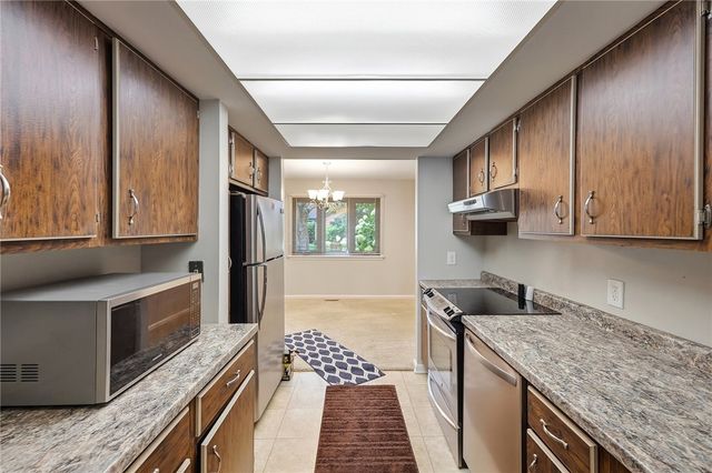 6852 Olde Greenbrier Lane, Centerville, OH 45459