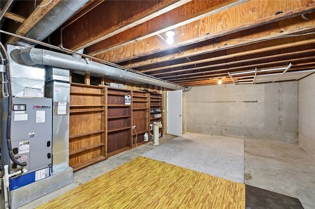 6852 Olde Greenbrier Lane, Centerville, OH 45459