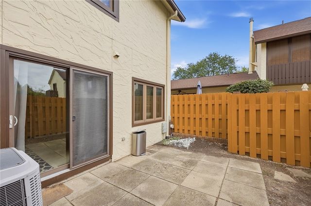 6852 Olde Greenbrier Lane, Centerville, OH 45459