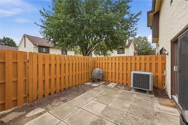 6852 Olde Greenbrier Lane, Centerville, OH 45459