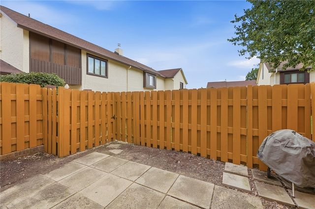 6852 Olde Greenbrier Lane, Centerville, OH 45459