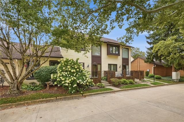 6852 Olde Greenbrier Lane, Centerville, OH 45459