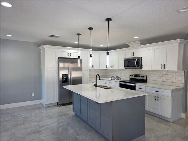 3704 SMITH TREE STREET, Tampa, FL 33619