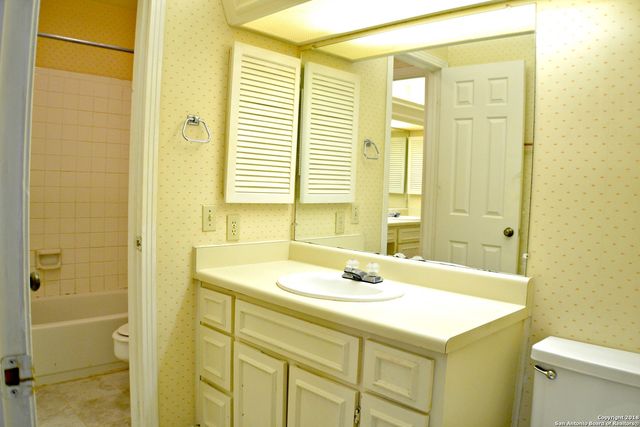 165 W Rampart Dr Apt 704, San Antonio, TX 78216