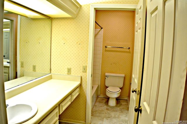 165 W Rampart Dr Apt 704, San Antonio, TX 78216