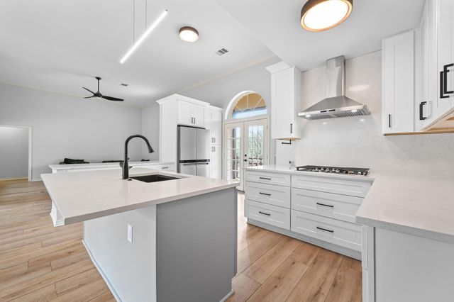 140 Barton Ranch CIR, Dripping Springs, TX 78620