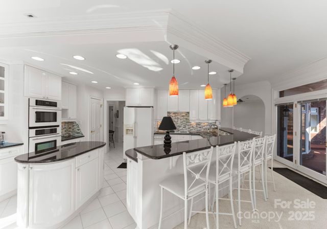 718 Eagle Point Court, Matthews, NC 28104