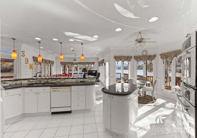 718 Eagle Point Court, Matthews, NC 28104