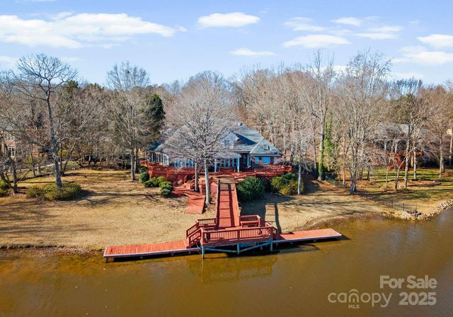718 Eagle Point Court, Matthews, NC 28104