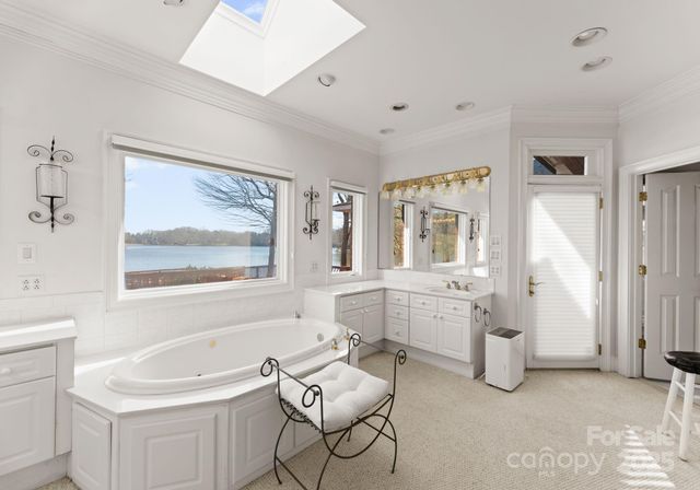 718 Eagle Point Court, Matthews, NC 28104