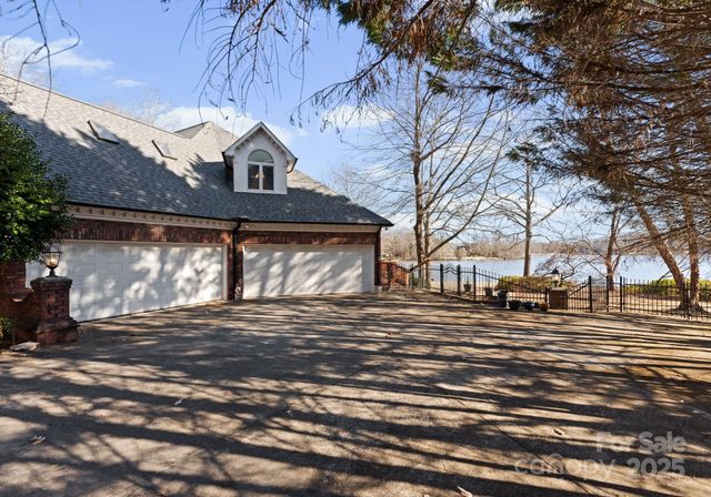 718 Eagle Point Court, Matthews, NC 28104