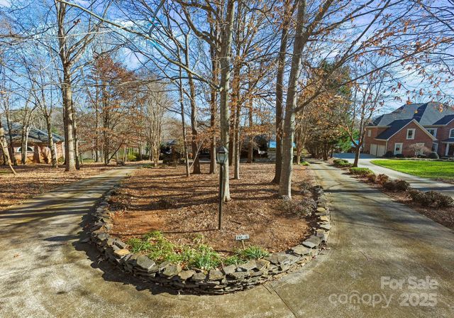718 Eagle Point Court, Matthews, NC 28104
