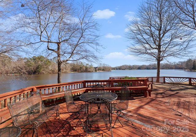 718 Eagle Point Court, Matthews, NC 28104