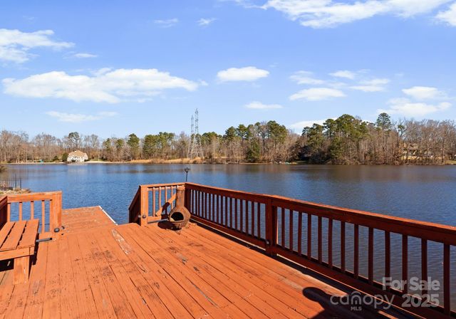 718 Eagle Point Court, Matthews, NC 28104