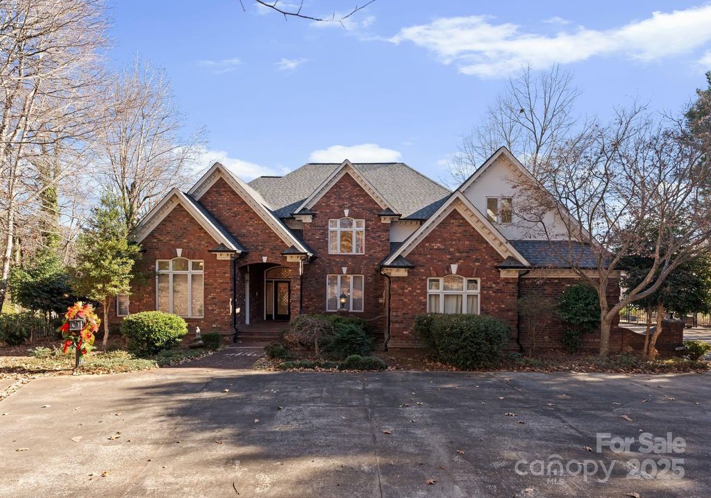 718 Eagle Point Court, Matthews, NC 28104