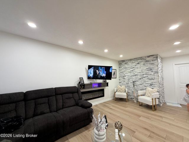 2515 Proctor Knott Dr, Louisville, KY 40218