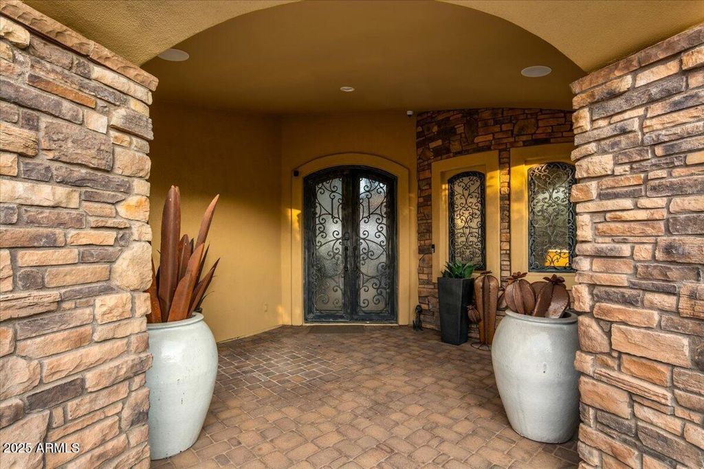 Image 4 of property listing at 33799 N 84TH Street, Scottsdale, AZ 85266