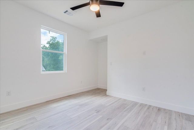 1215 Howard ST, Taylor, TX 76574